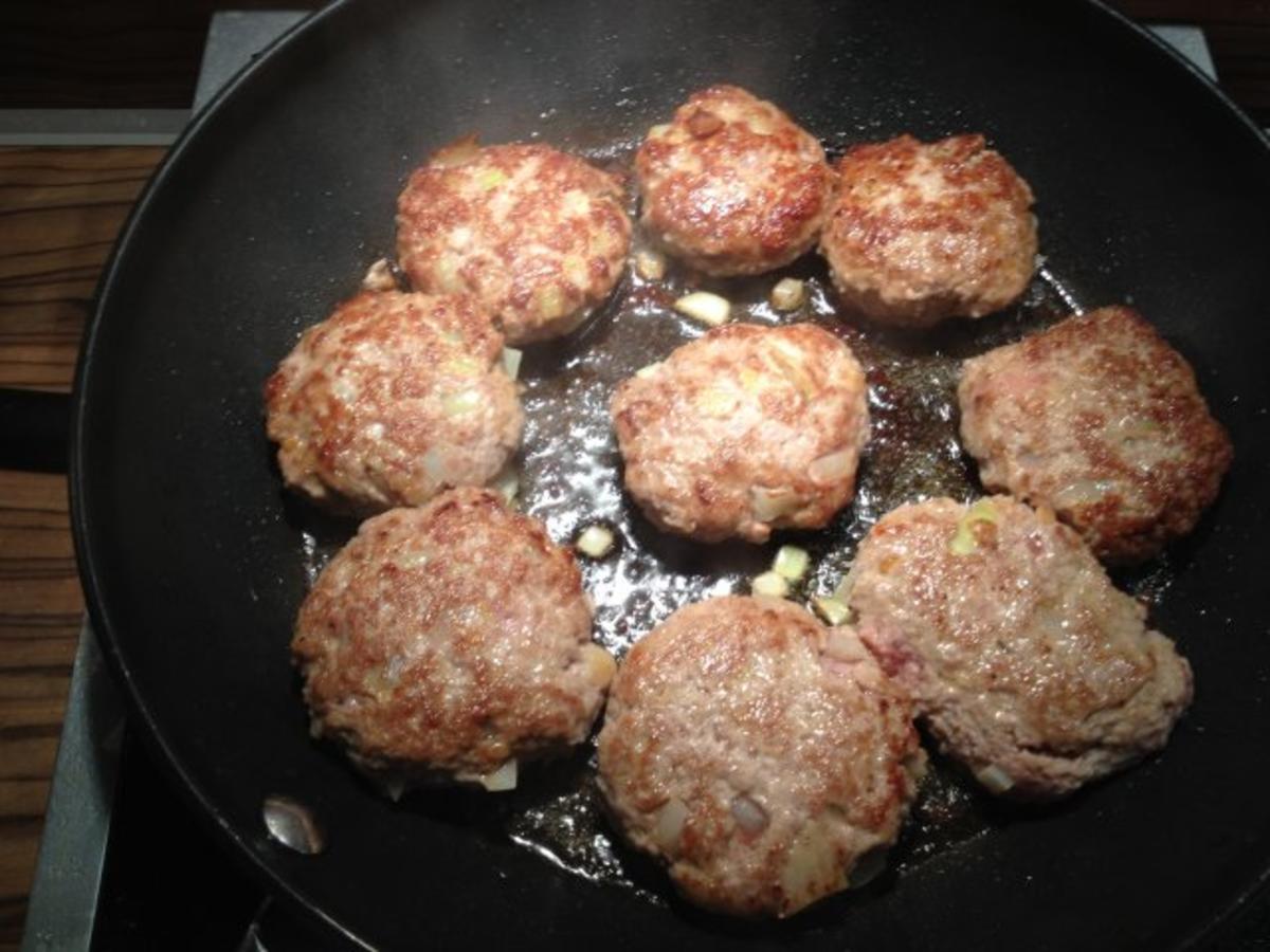 Frikadellen mit Lauch überbacken - Rezept - kochbar.de