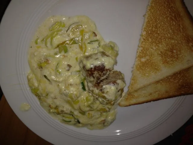 Frikadellen mit Lauch überbacken - Rezept