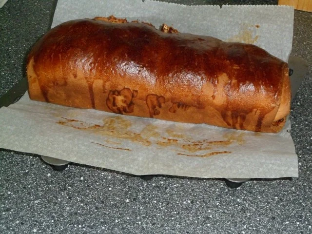 Heferoulade mit Schaumkuss - Nuss - Füllung - Rezept