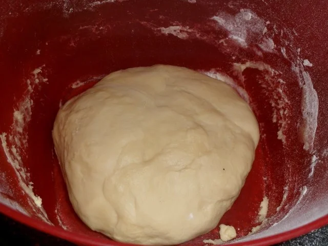 Heferoulade mit Schaumkuss - Nuss - Füllung - Rezept - Bild Nr. 3