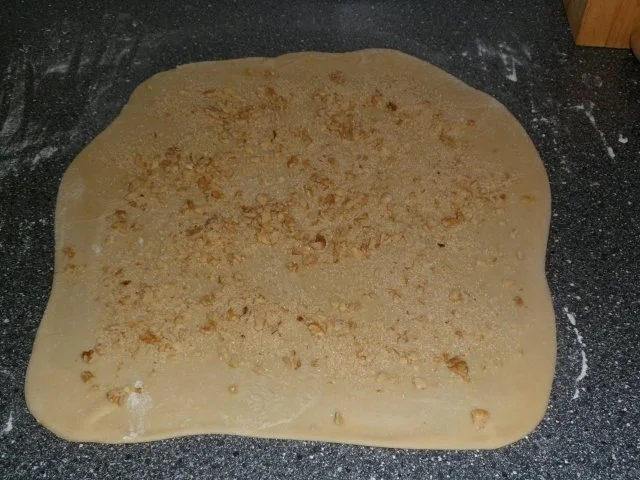 Heferoulade mit Schaumkuss - Nuss - Füllung - Rezept - Bild Nr. 5