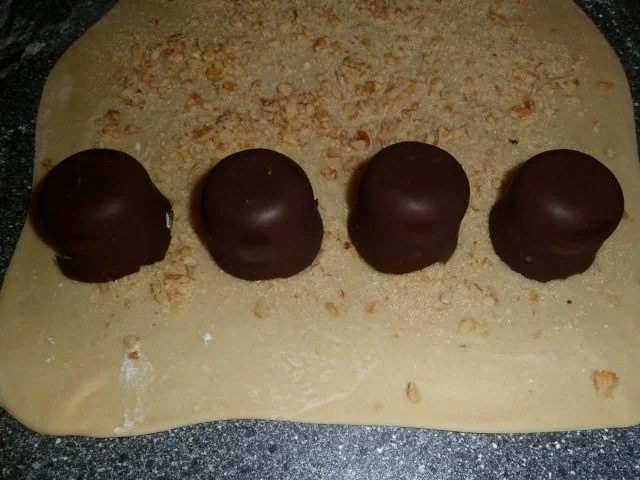 Heferoulade mit Schaumkuss - Nuss - Füllung - Rezept - Bild Nr. 7