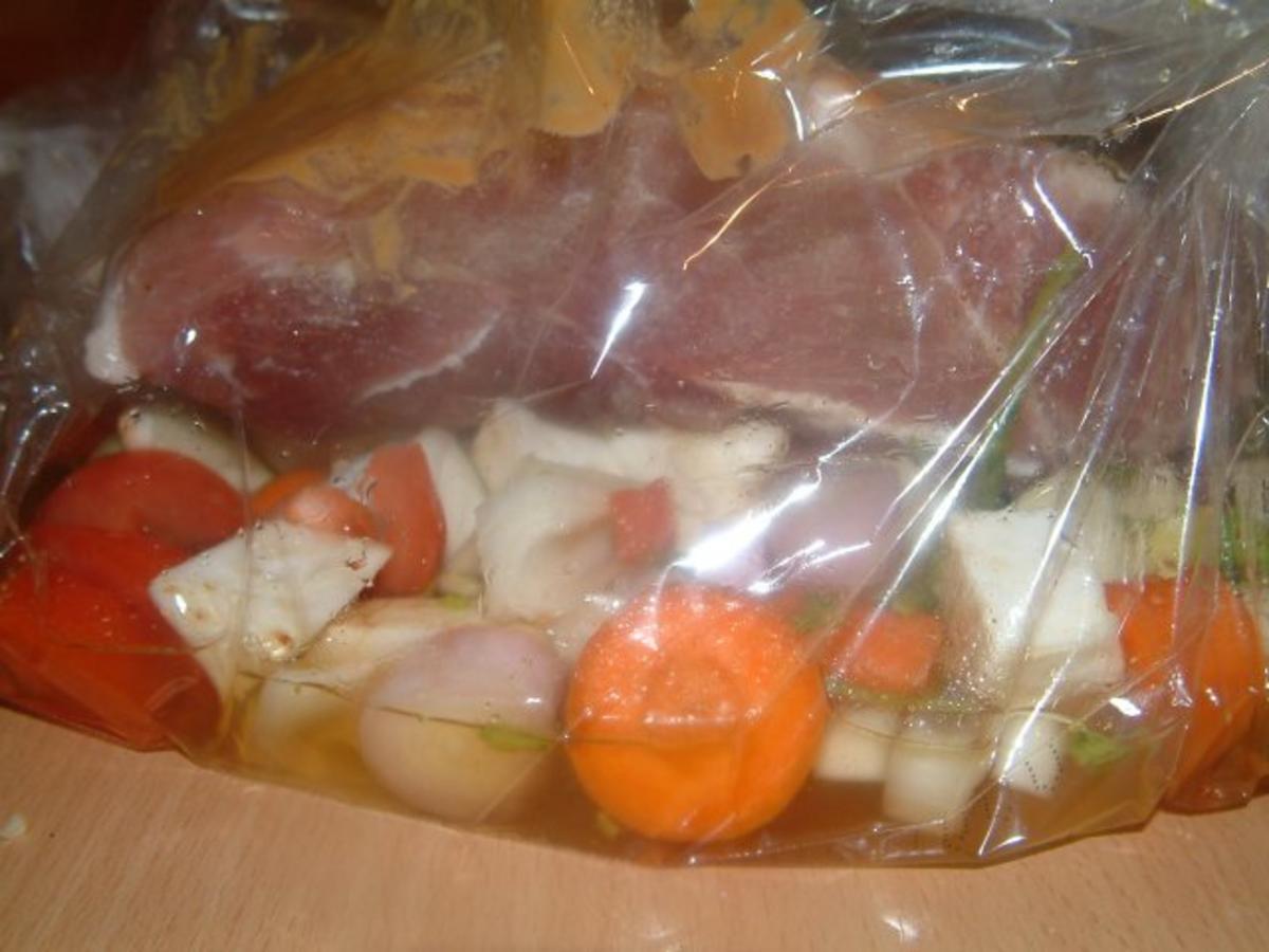 Schweinebraten im Bratschlauch mit Chili-Rosenkohl und Kartoffelknödel - Rezept - Bild Nr. 5