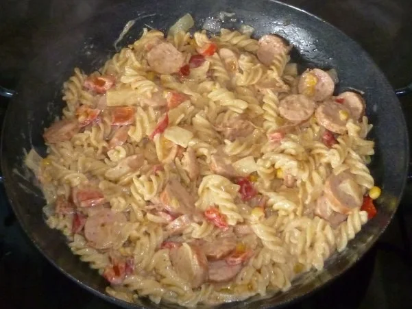 Rezept: Pfannengericht - fruchtig-scharfe Käsebockwurst-Nudelpfanne mit Gemüse Pfannengericht - fruchtig-scharfe Käsebockwurst-Nudelpfanne mit Gemüse - Rezept