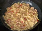 Pfannengericht - fruchtig-scharfe Käsebockwurst-Nudelpfanne mit Gemüse - Rezept