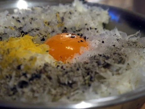 Rezept: Ravioli mit Pecorino-Füllung auf Tomaten-Schmand und mit karamelliesierten Tomaten Bild Nr. 2 Ravioli mit Pecorino-Füllung auf Tomaten-Schmand und mit karamelliesierten Tomaten - Rezept - Bild Nr. 2