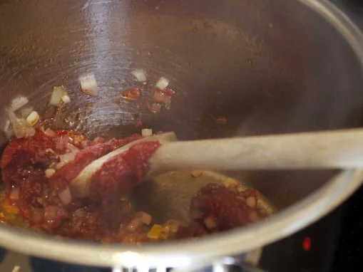 Rezept: Ravioli mit Pecorino-Füllung auf Tomaten-Schmand und mit karamelliesierten Tomaten Bild Nr. 4 Ravioli mit Pecorino-Füllung auf Tomaten-Schmand und mit karamelliesierten Tomaten - Rezept - Bild Nr. 4