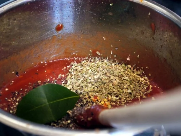 Rezept: Ravioli mit Pecorino-Füllung auf Tomaten-Schmand und mit karamelliesierten Tomaten Bild Nr. 5 Ravioli mit Pecorino-Füllung auf Tomaten-Schmand und mit karamelliesierten Tomaten - Rezept - Bild Nr. 5