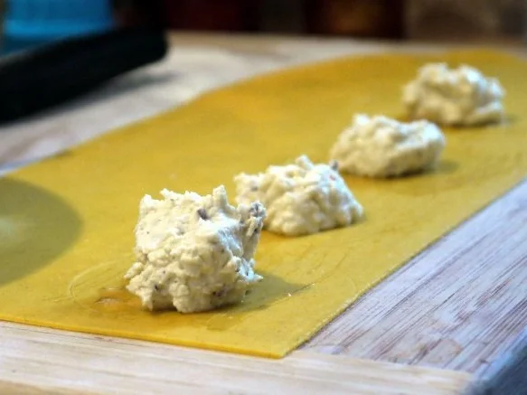 Rezept: Ravioli mit Pecorino-Füllung auf Tomaten-Schmand und mit karamelliesierten Tomaten Bild Nr. 7 Ravioli mit Pecorino-Füllung auf Tomaten-Schmand und mit karamelliesierten Tomaten - Rezept - Bild Nr. 7