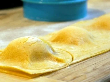 Rezept: Ravioli mit Pecorino-Füllung auf Tomaten-Schmand und mit karamelliesierten Tomaten Bild Nr. 8 Ravioli mit Pecorino-Füllung auf Tomaten-Schmand und mit karamelliesierten Tomaten - Rezept - Bild Nr. 8