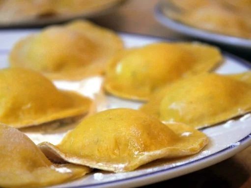 Rezept: Ravioli mit Pecorino-Füllung auf Tomaten-Schmand und mit karamelliesierten Tomaten Bild Nr. 9 Ravioli mit Pecorino-Füllung auf Tomaten-Schmand und mit karamelliesierten Tomaten - Rezept - Bild Nr. 9