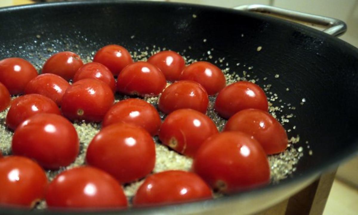 Ravioli mit Pecorino-Füllung auf Tomaten-Schmand und mit karamelliesierten Tomaten - Rezept - Bild Nr. 11