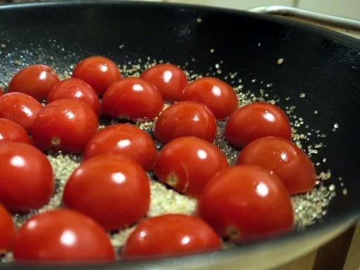 Rezept: Ravioli mit Pecorino-Füllung auf Tomaten-Schmand und mit karamelliesierten Tomaten Bild Nr. 11 Ravioli mit Pecorino-Füllung auf Tomaten-Schmand und mit karamelliesierten Tomaten - Rezept - Bild Nr. 11