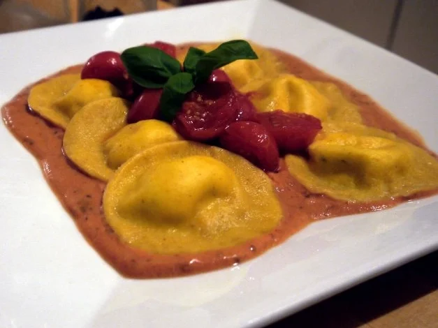 Rezept: Ravioli mit Pecorino-Füllung auf Tomaten-Schmand und mit karamelliesierten Tomaten Ravioli mit Pecorino-Füllung auf Tomaten-Schmand und mit karamelliesierten Tomaten - Rezept