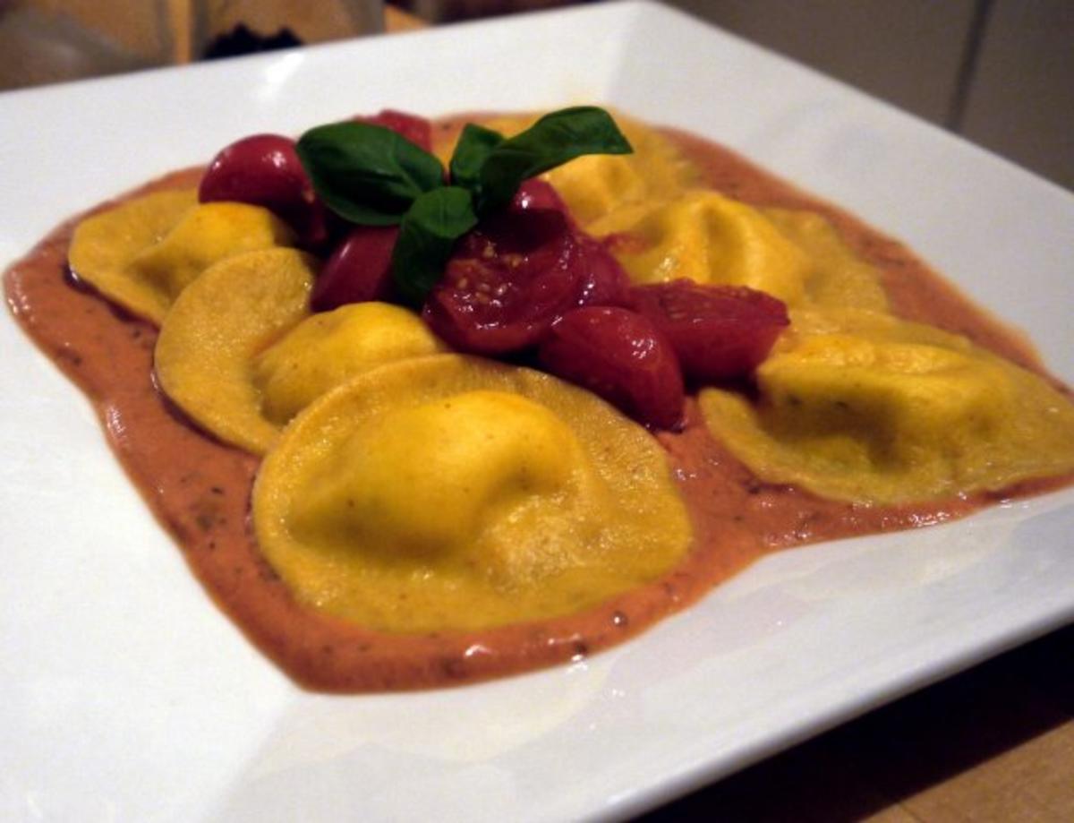 Bilder für Ravioli mit Pecorino-Füllung auf Tomaten-Schmand und mit karamelliesierten Tomaten - Rezept