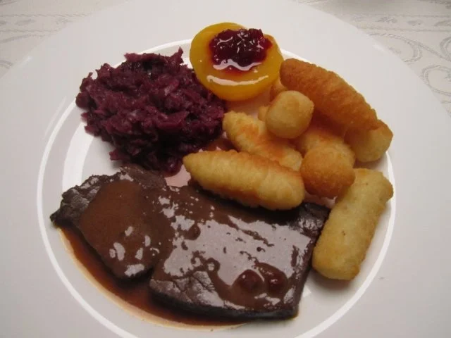 Hirschbraten mit Blaukraut und Kroketten - Rezept