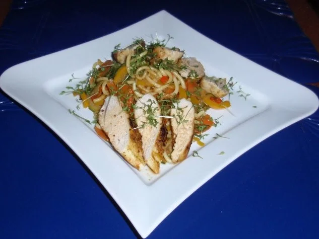 Hähnchenbrust auf Gemüse-Nudeln - Rezept