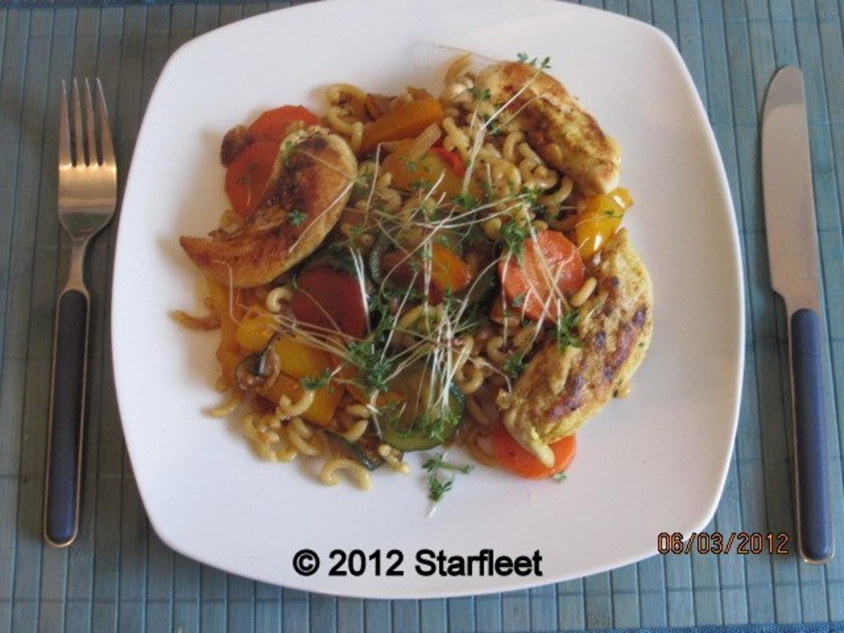 Hähnchenbrust auf Gemüse Nudeln - einfach - 165 kcal/100g Hähnchenbrust auf Gemüse Nudeln - einfach - 165 kcal/100g