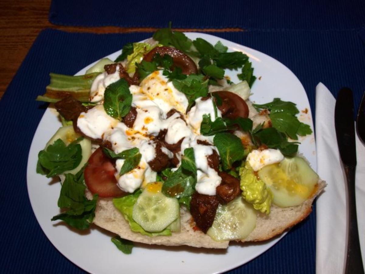 Röstfleisch vom Lamm mit Joghurt &amp; Fladenbrot (Yogurtlu Kebabi ...