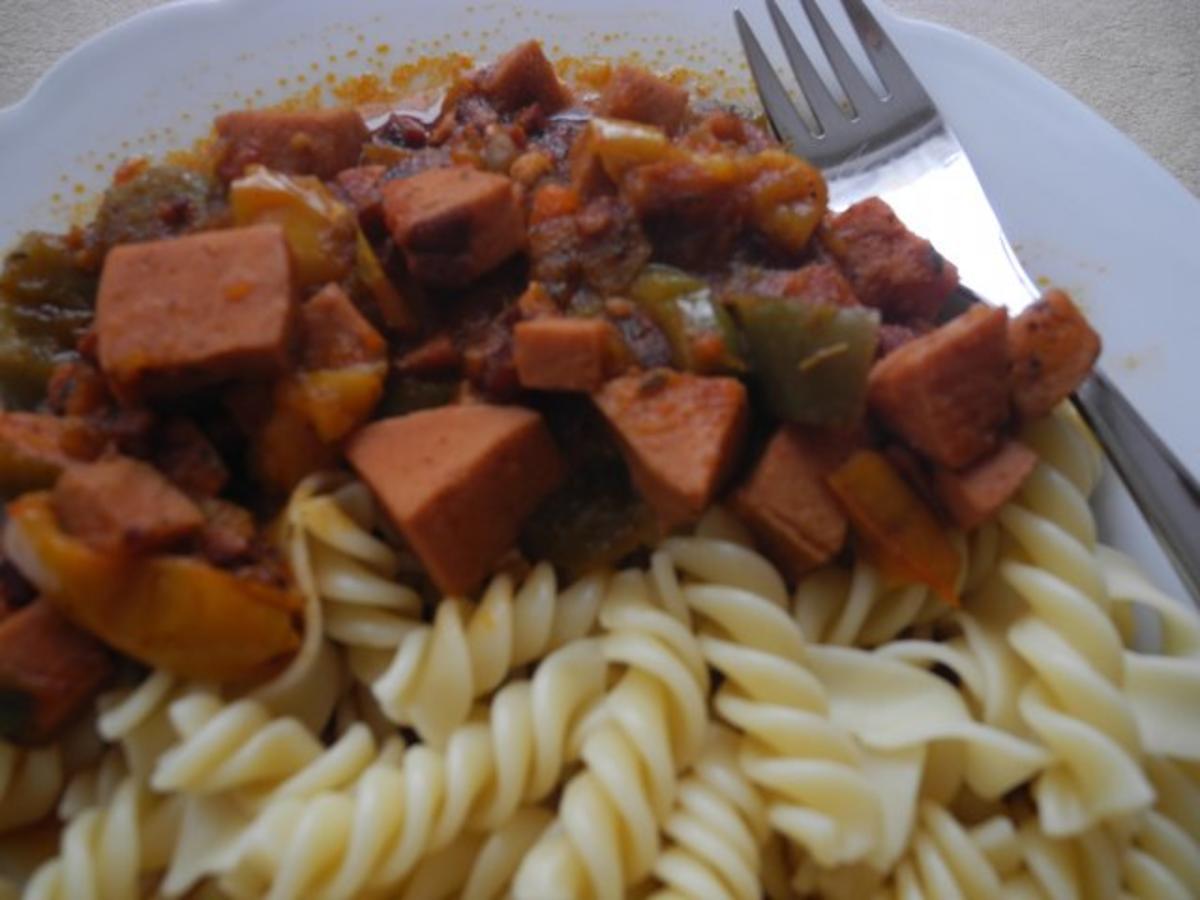 Wurstgulasch mit Speck gewürfelt und Zwiebeln - Rezept mit Bild ...