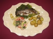 Gurkensalat, gefüllte Forelle, Kartöffelchen und Zwiebeln - Pause in Frankreich - Rezept
