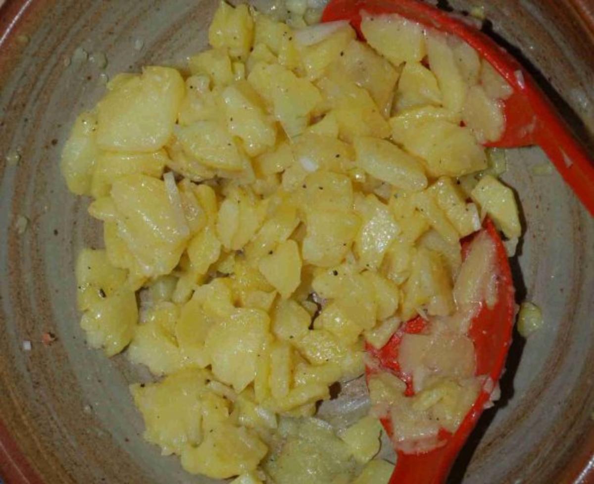 Fleischlos : Schwäbischen Kartoffelsalat mit Bärlauchbratlingen - Rezept - Bild Nr. 3