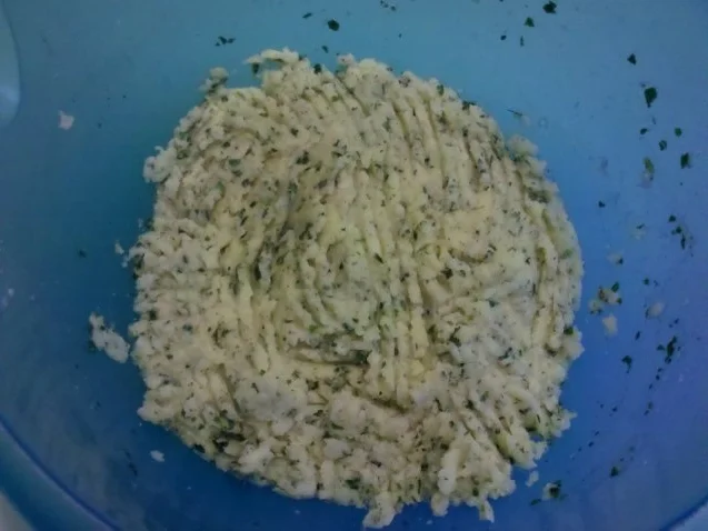 Rezept: Kartoffeln: Kartoffel-Möhren-Bratlinge mit Knackerfüllung Bild Nr. 3 Kartoffeln: Kartoffel-Möhren-Bratlinge mit Knackerfüllung - Rezept - Bild Nr. 3