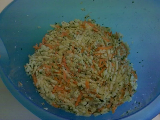 Rezept: Kartoffeln: Kartoffel-Möhren-Bratlinge mit Knackerfüllung Bild Nr. 4 Kartoffeln: Kartoffel-Möhren-Bratlinge mit Knackerfüllung - Rezept - Bild Nr. 4