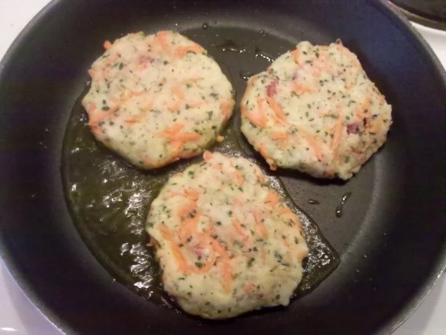 Rezept: Kartoffeln: Kartoffel-Möhren-Bratlinge mit Knackerfüllung Bild Nr. 8 Kartoffeln: Kartoffel-Möhren-Bratlinge mit Knackerfüllung - Rezept - Bild Nr. 8