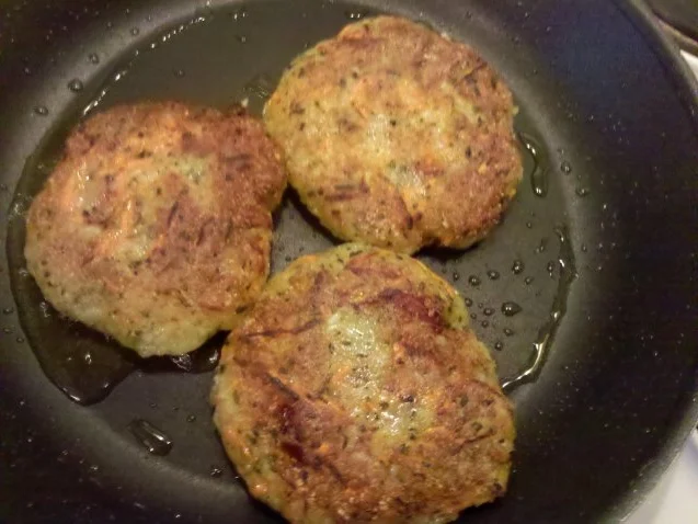 Rezept: Kartoffeln: Kartoffel-Möhren-Bratlinge mit Knackerfüllung Bild Nr. 10 Kartoffeln: Kartoffel-Möhren-Bratlinge mit Knackerfüllung - Rezept - Bild Nr. 10