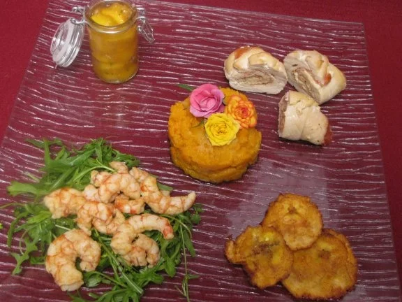 Saludos de Santo Domingo - Hühnerröllchen, Gambas, gebratene Bananen und Süßkartoffelpüree - Rezept