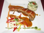 Mallorquinisches, konfitiertes Spanferkel mit Püree und Julienne-Gemüse - Rezept