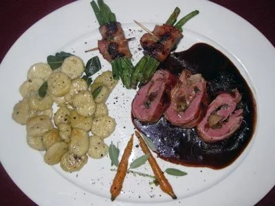 Wildschweinfilet, mit Safran-Schafskäse und Provolone gefüllt, mit Pancetta und Trüffel - Rezept