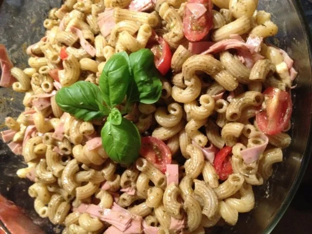 Rezept: Mortadella-Nudelsalat mit Pesto-Vinaigrette Mortadella-Nudelsalat mit Pesto-Vinaigrette - Rezept