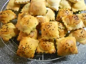 Kleine Hefetaschen mit Spinat und Feta à la Mini-Börek - Rezept