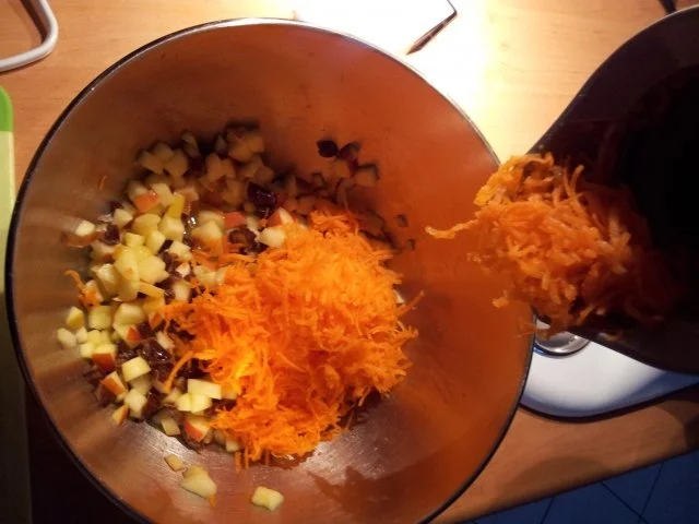 Möhrensalat mit Apfel und Datteln - Rezept - Bild Nr. 4