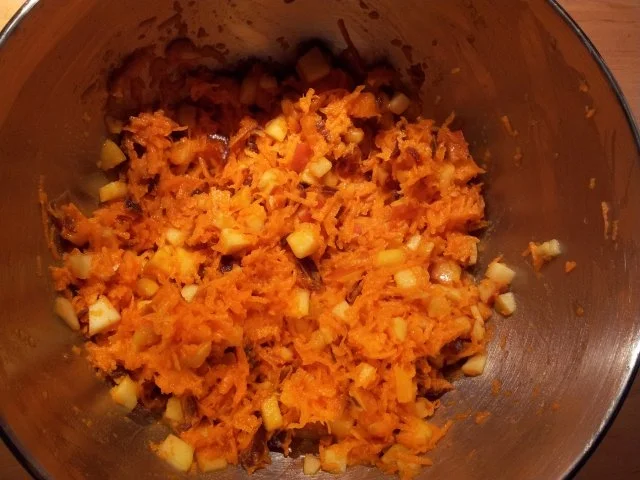 Möhrensalat mit Apfel und Datteln - Rezept - Bild Nr. 5