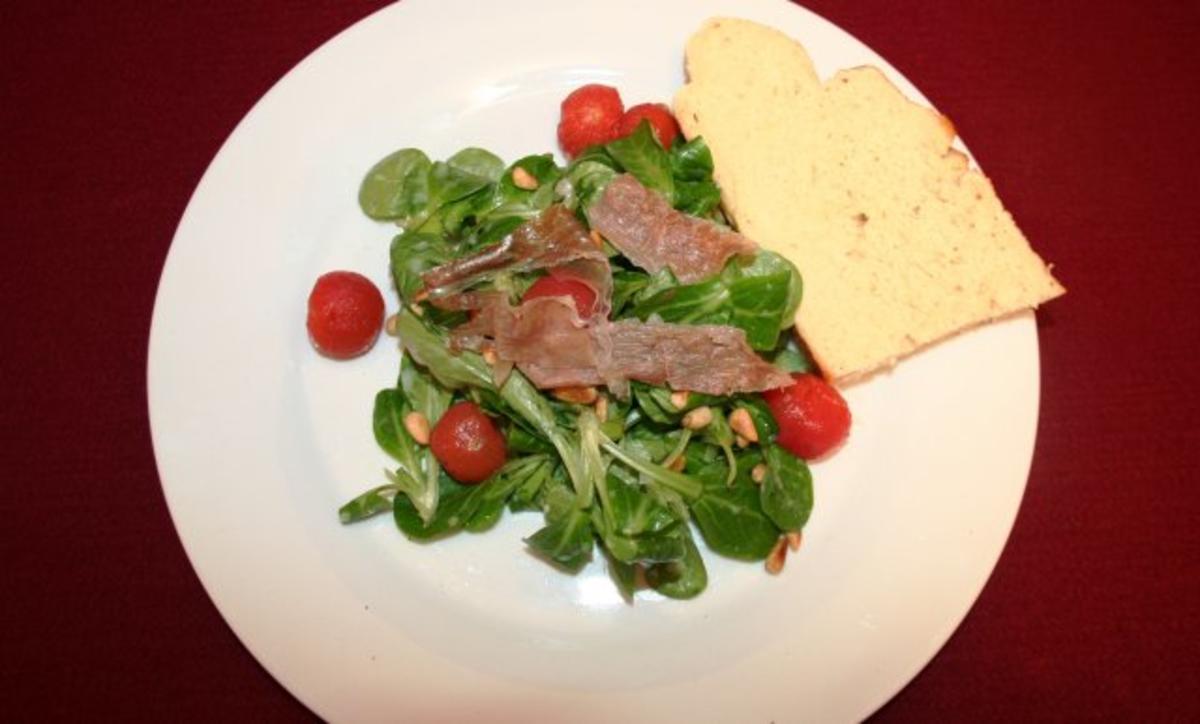 Feldsalat mit Kartoffeldressing, dazu Specklardons und hausgemachte Focaccia - Rezept