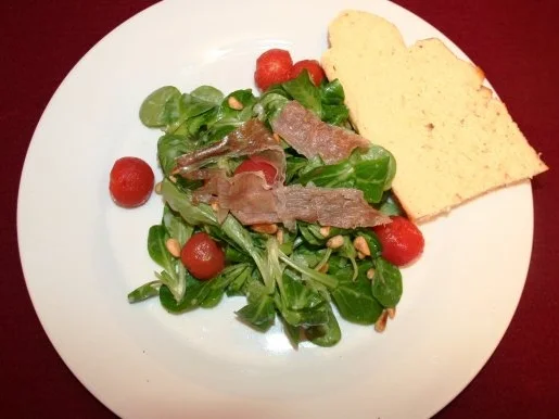 Feldsalat mit Kartoffeldressing, dazu Specklardons und hausgemachte Focaccia - Rezept