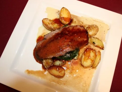 Roastbeef mit Teriyaki-Soße, cremigem Blattspinat und Sesamkartoffeln - Rezept