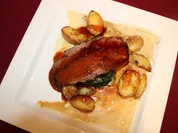 Roastbeef mit Teriyaki-Soße, cremigem Blattspinat und Sesamkartoffeln - Rezept