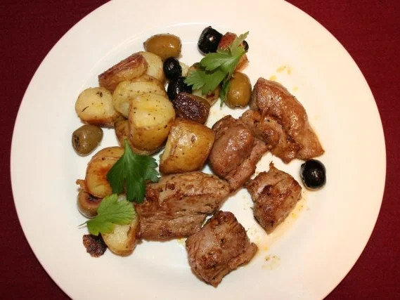 Rezept: Lammfilet mit Bratlingen und Oliven Lammfilet mit Bratlingen und Oliven - Rezept