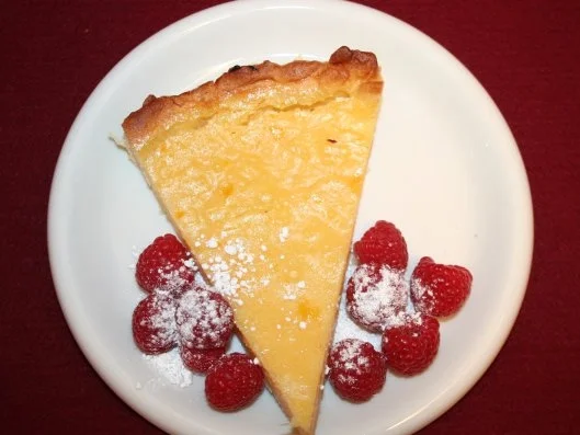 Zitronen-Limetten-Kuchen mit frischen Beeren - Rezept