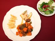 Rehragout mit Lorbeeräpfeln, handgeschupften Nudeln und Feldsalat - Rezept