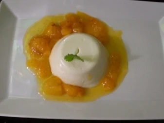 Rezept: Holunderblütencreme mit Aprikosenröster Holunderblütencreme mit Aprikosenröster - Rezept