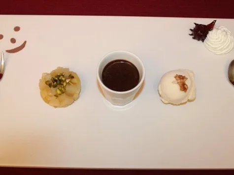 Schokotöpfchen mit Holunderblüteneis und Birnenkompott - Rezept