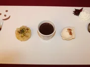 Schokotöpfchen mit Holunderblüteneis und Birnenkompott - Rezept