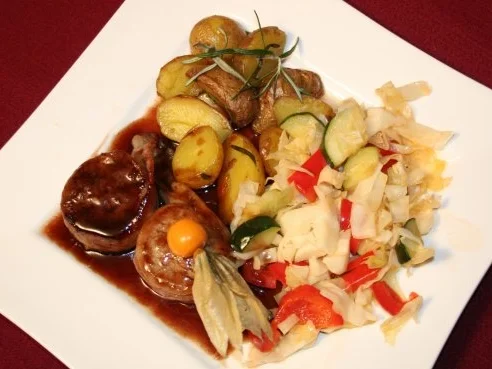 Kalbsfilet in Balsamico-Honig-Jus mit Gemüse aus dem Wok und Rosmarin-Drillingen - Rezept