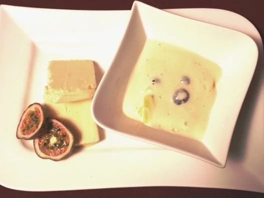 Passionsfruchtparfait mit weißer Rum-Sabayon und frischen Früchten - Rezept