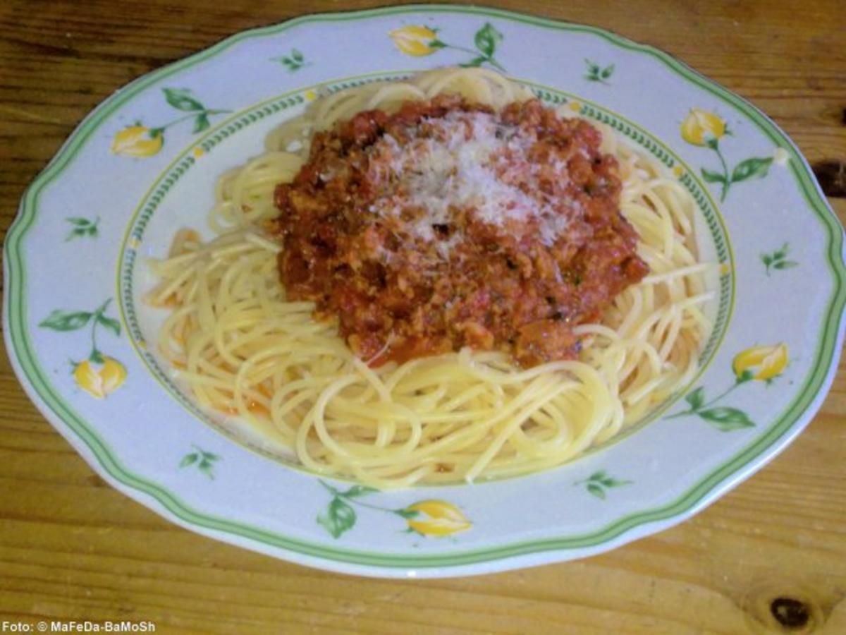 Maccheroncini mit Tomaten-Bolognese - Rezept - kochbar.de